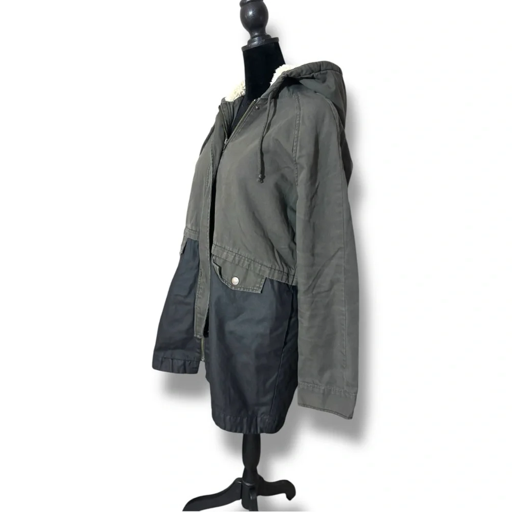 Sun & Shadow Hooded 2 Tone Faux Fur Lined Zip Up Canvas Army Fatigue Jacket - Picture 5 of 16